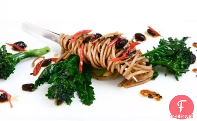 Fioletowe Brokuły Kiełkujące Ze Sfermentowaną Czarną Fasolą I Soba N
