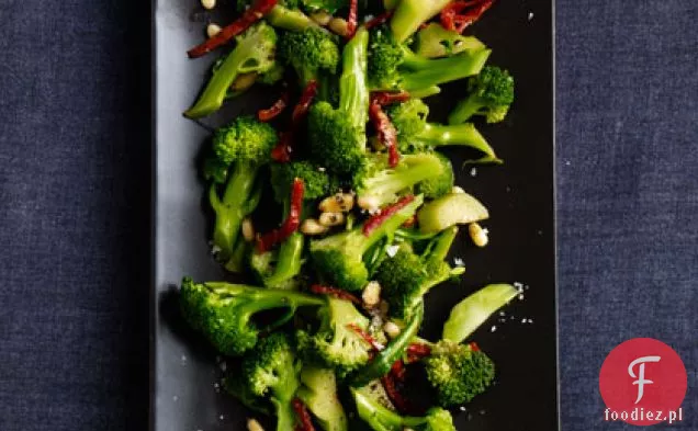 Brokuły z suszonymi pomidorami i orzeszkami piniowymi