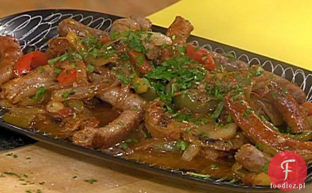 Pieczone kiełbaski, papryka, cebula i serowy chleb z czarnym pieprzem