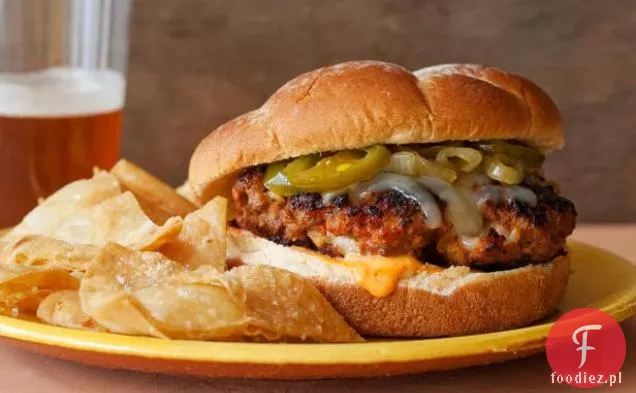 Łacińskie hamburgery z karmelizowaną cebulą i Jalapeno Relish i majonezem z czerwonej papryki