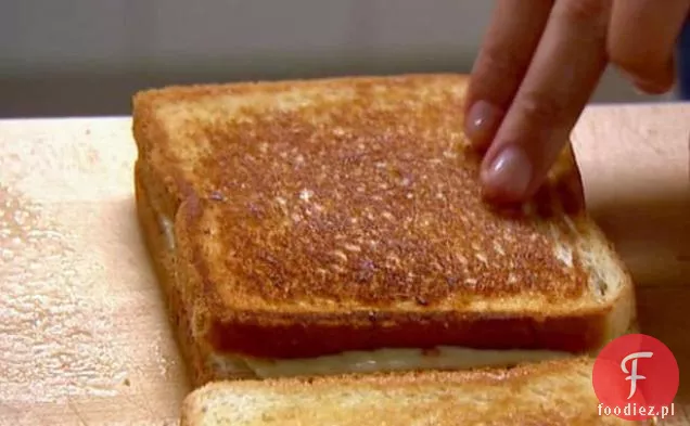 Kanapka z grillowanym serem Mary z pikantnym kurczakiem Buffalo, Pepper Jack i niebieskim serem