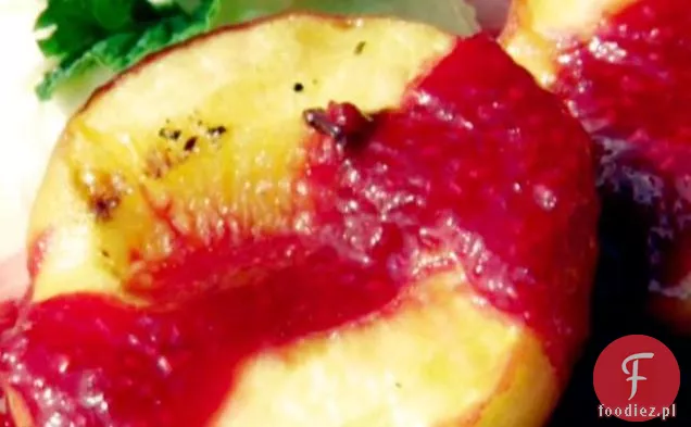 Grillowane brzoskwinie z sosem malinowym i śmietaną cytrynową