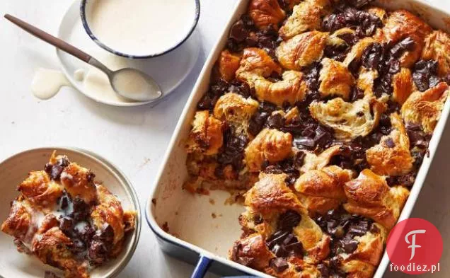 Czekoladowy Croissant budyń chlebowy z sosem lodowym Bourbon