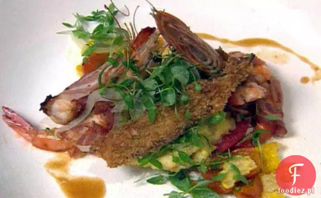 Pancetta zawinięte Bayou La Batre krewetki z Rikards Młyn żółty kukurydza kasza i grillowane pomidory Heirloom