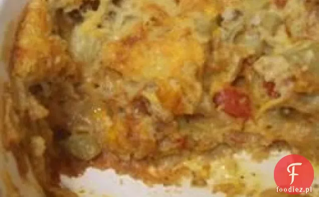 Bogaty wypiek makaronów i pomidorów