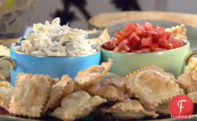 Smażone ravioli serowe z sosem pomidorowo-pieprzowym i dipem z karczocha