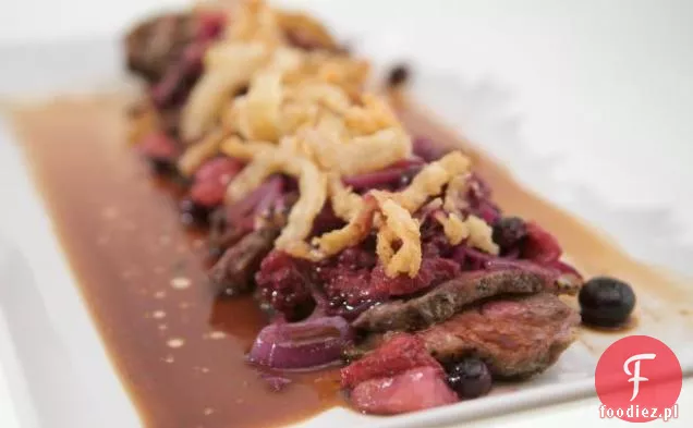 New York Strip Steak z Tri-Berry Relish, chrupiącymi strunami cebuli i pieczonym makaronem i serem z Prosciutto i olejem truflowym