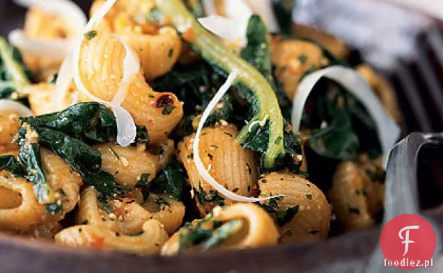 Pełnoziarniste makarony z pikantnym pomidorowym Pesto i zimową zielenią