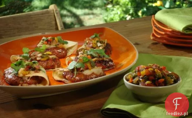 Grillowane gorące i słodkie kiełbasy Tacos z polewą morelowo-Jalapeno, grillowaną papryką i czerwoną cebulą Salsa