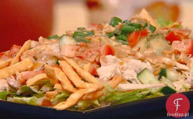 Tajska Sałatka z kurczakiem z orzeszkami ziemnymi i limonką