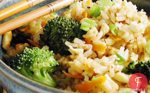 Smażony ryż z brokułami i jajkami