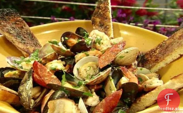 Grillowana kiełbasa Andouille z krewetkami, małżami, małżami i czosnkiem z grillowanym chlebem wiejskim z masłem anchois