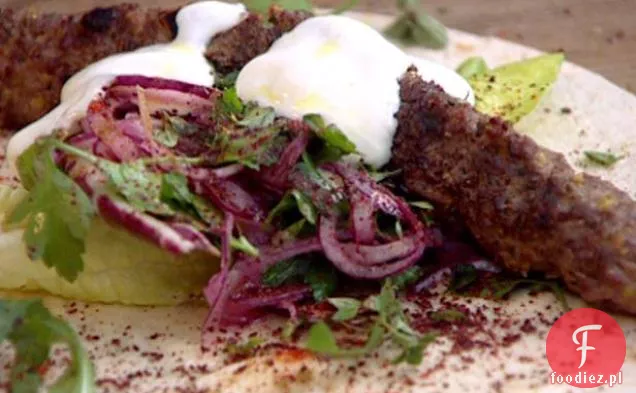 Grillowane jagnięce kebaby Kofta z pistacjami i pikantną sałatką