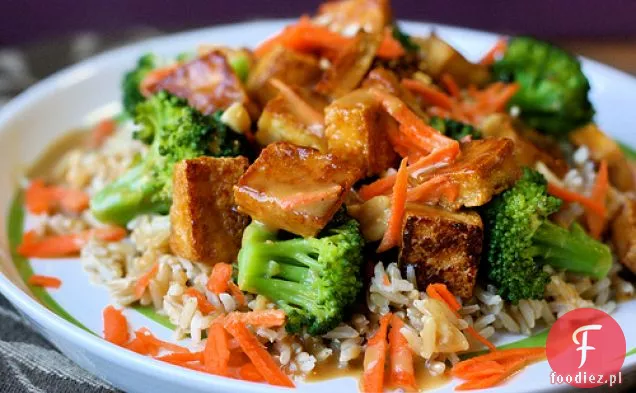 Sojowo-mirin Tofu na ryżu z brokułami i sosem orzechowym