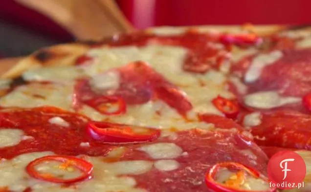 Pizza mięsna z czerwonym sosem