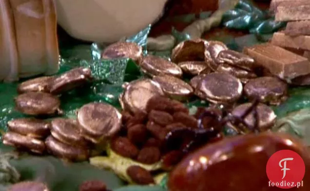 Złote monety z marakui, karmelowe migdałowe magiczne fasolki pokryte czekoladą i czekoladowe batoniki z Karmelu cynamonowego