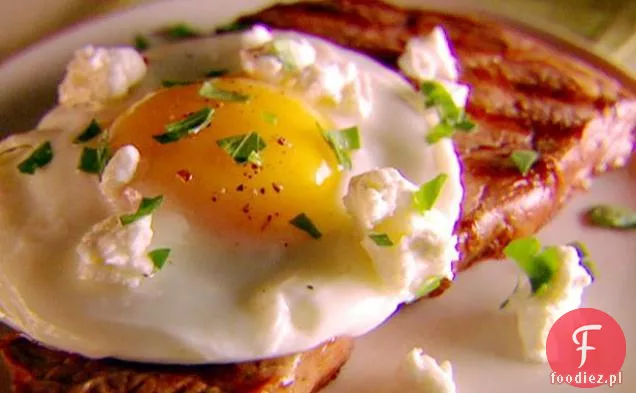 Grillowany stek Toskański z jajkiem sadzonym i kozim serem