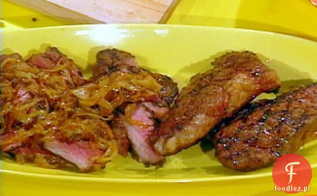 Polędwica w plastrach duszona w cebuli, z plackiem ziemniaczanym Roquefort i sałatką szpinakową z sosem Boczkowym