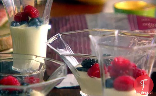 Panna Cotta ze świeżymi jagodami