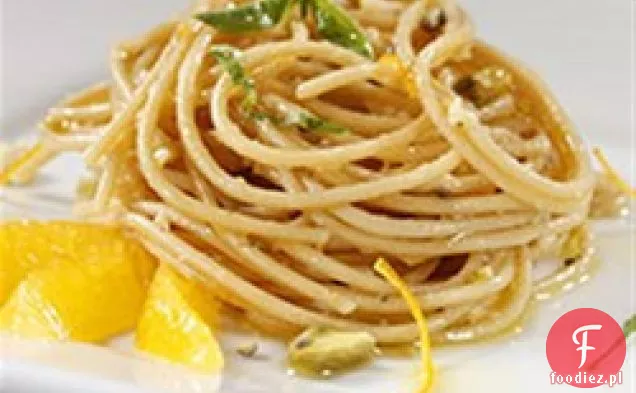 Spaghetti pełnoziarniste z mieszanym Pesto orzechowym i skórką pomarańczową