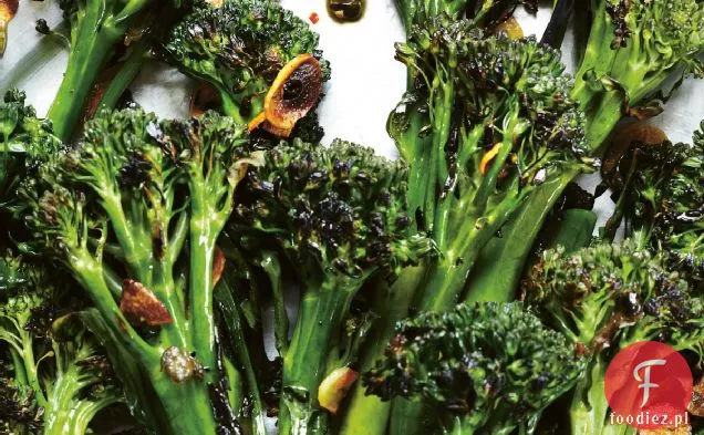 Zwęglone Broccolini z sosem czosnkowo-kaparowym przepis