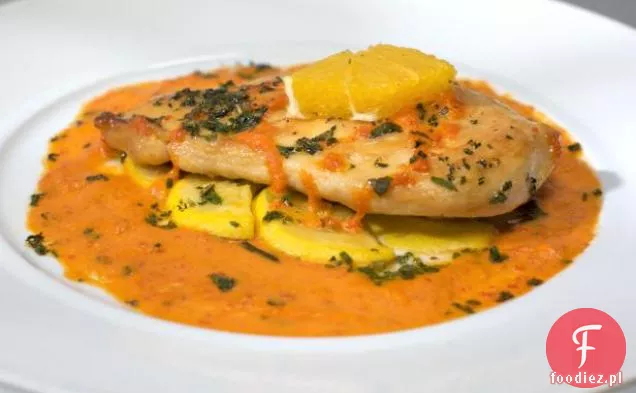 Pomarańczowy kurczak Scaloppine i Sunburst Squash Escabeche z pieczonym paprykowym Puree