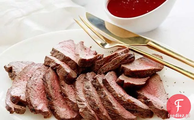 Płaski stek żelazny z sosem z czerwonego wina