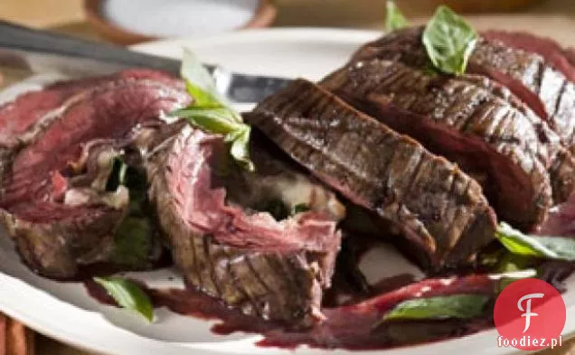 Stek marynowany w czerwonym winie wypełniony Prosciutto, Fontiną i bazylią z redukcją Cabernet-szalotka