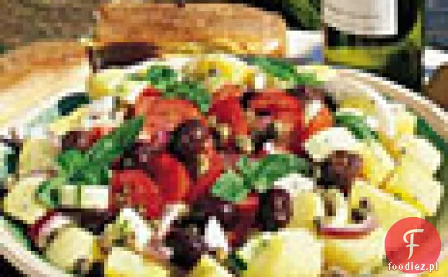 Sałatka ziemniaczana z oliwkami, pomidorami i kaparami