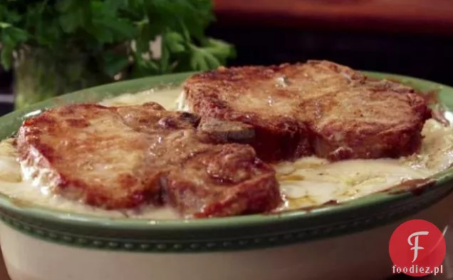 Kotlet schabowy i ziemniaki z czarnym pieprzem biały sos