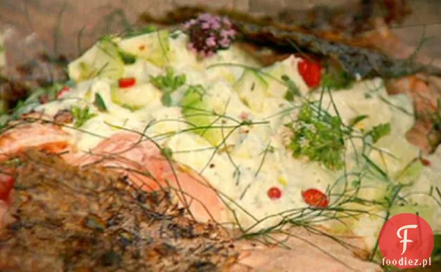 Chrupiąca Grillowana strona łososia z jogurtem ogórkowym