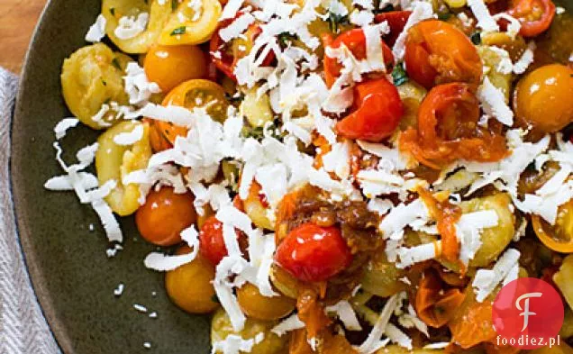 Orecchiette z pomidorkami Cherry, majerankiem i Ricotta Salata