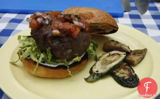 Burger nadziewany serem i cebulą z grillowanym chutneyem pomidorowym i marynowanymi warzywami