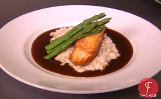 Chrupiący łosoś z grzybowym Orzo i sosem z czerwonego wina