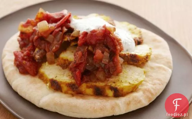 Tandoori przyprawiona pierś z kurczaka z grillowanym dżemem pomidorowym i sosem jogurtowym Herbed
