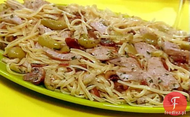 Cielęcina Scaloppini z winem, grzybami i zieloną oliwą