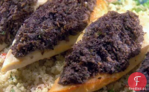 Tapenada z oliwek z kurczakiem i komosą ryżową z pieczonym czosnkiem, pieczoną czerwoną papryką i bazylią