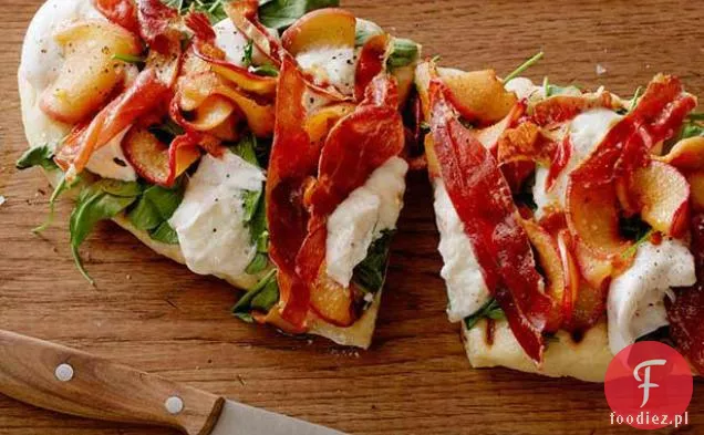 Grillowana letnia Pizzetka z karmelizowanymi brzoskwiniami, Burratą, rukolą i chrupiącym Serrano