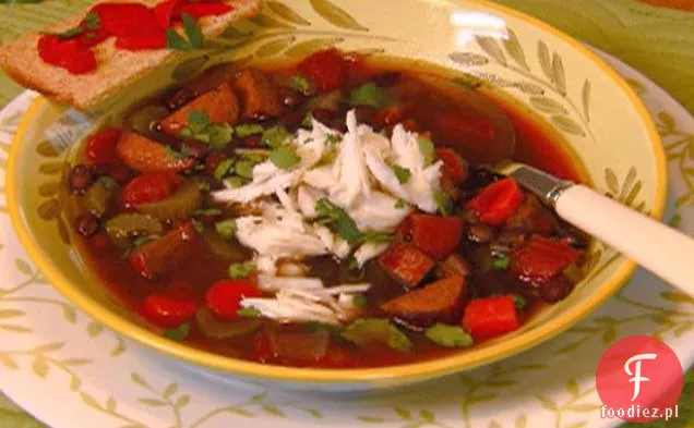 Zupa z czarnej fasoli z krabem i kiełbasą Andouille
