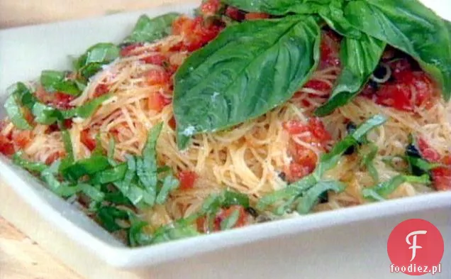 Sos ze świeżych pomidorów, bazylii i czosnku na pasta z anielskich włosów