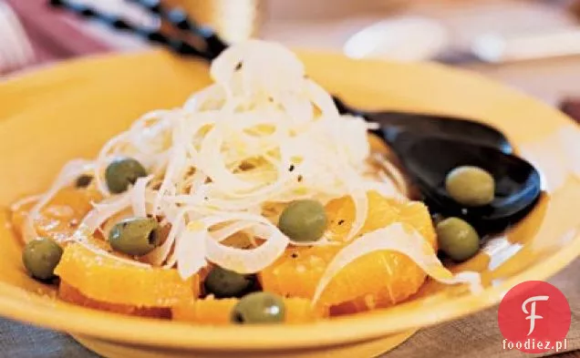 Sałatka z kopru włoskiego i pomarańczy z zielonymi oliwkami