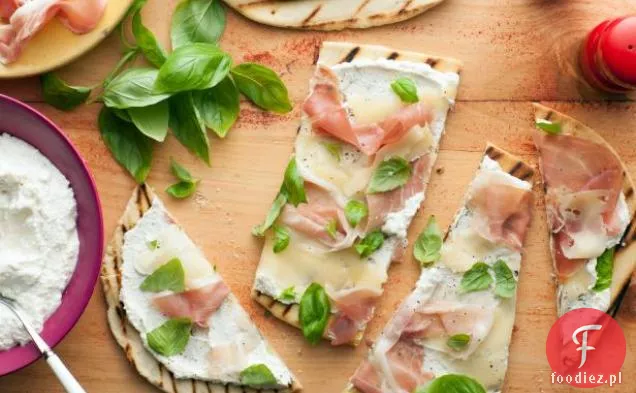 Włoski Flatbread (Piadina) z Fontiną i Prosciutto