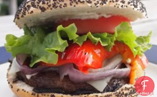 Grillowana kanapka Portobello z pieczoną czerwoną papryką i mozzarellą