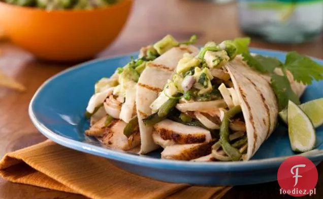 Pikantne Tacos z piersi kurczaka z grillowanymi Poblanos, cebulą z grilla i surówką