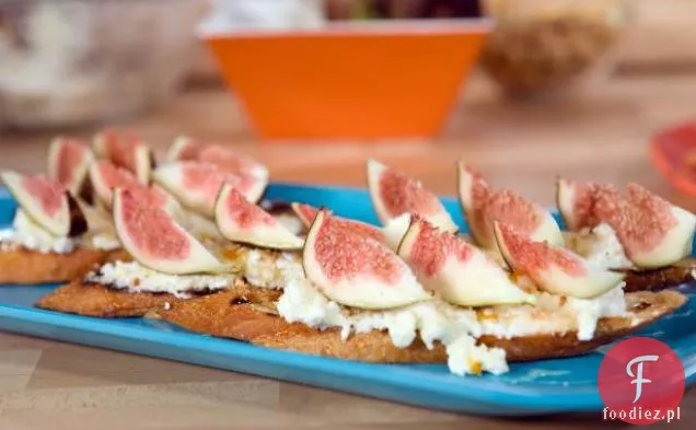 Crostini ze słodką ricottą, miodem i prażonymi orzechami laskowymi