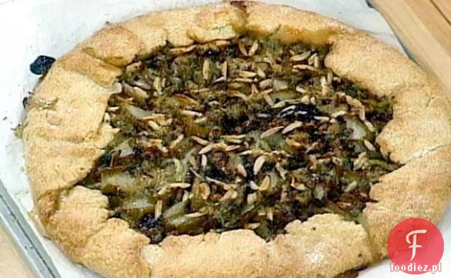 Crostata gruszkowa z miodem, serem pleśniowym i migdałami