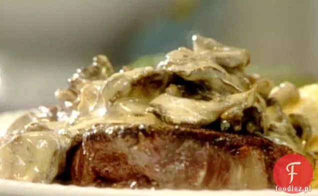 New York Strip Steak z Brandowanymi grzybami i świeżym tymiankiem