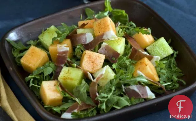 Melon, rukola i szynka Serrano z dressingiem z wędzonej papryki