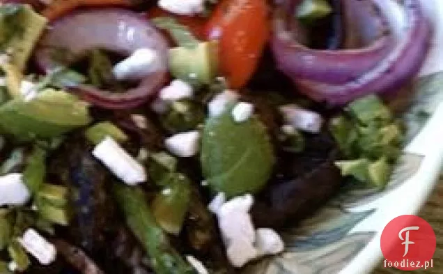 Świetne grillowane wędzone warzywa z awokado i kozim serem kruszą