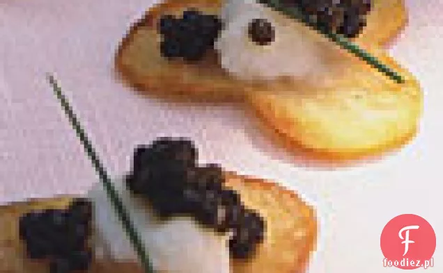 Purée z kalafiora i kawior na chipsach ziemniaczanych z koniczyny